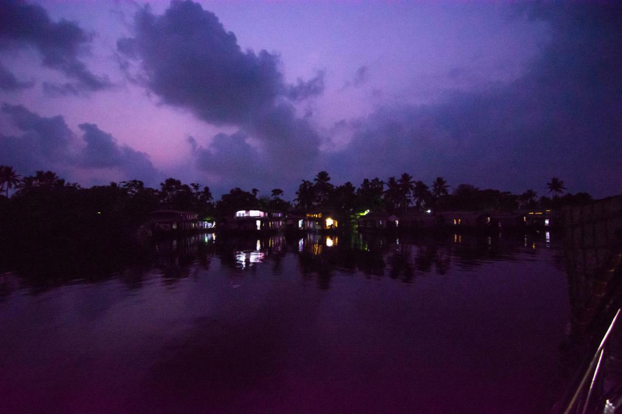 فندق مارفيل كروز Alappuzha المظهر الخارجي الصورة